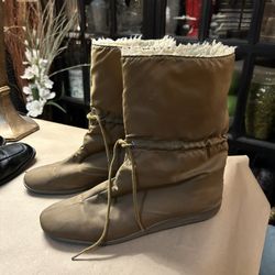 Ladies Size 8.5 Cobb Cuddlers Boots