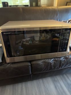 SHARP Microwave Oven. Large Microwave. With Inside Rolling Cooking Tray. Model: SMC2242DS