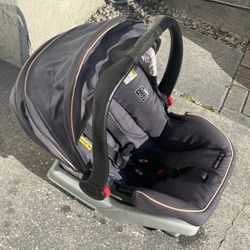 car seat 💺 has base comes out for carrying 