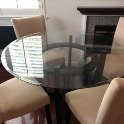4 Chairs 1 Dinning - In Good Condition