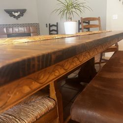 Beautiful Dining/ Kitchen Table With 2 Extended Leaf Inserts. 