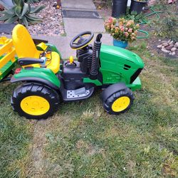 Kids  Ride John Deere  12 Volt Recargable  Battery   2speed.  Shifter. With  Reverse  43. Lb s.