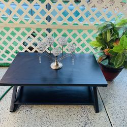 A black wooden coffee table. Like new.      😀😀😀