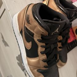 Jordan 1 Mids Metallic Gold Black GS