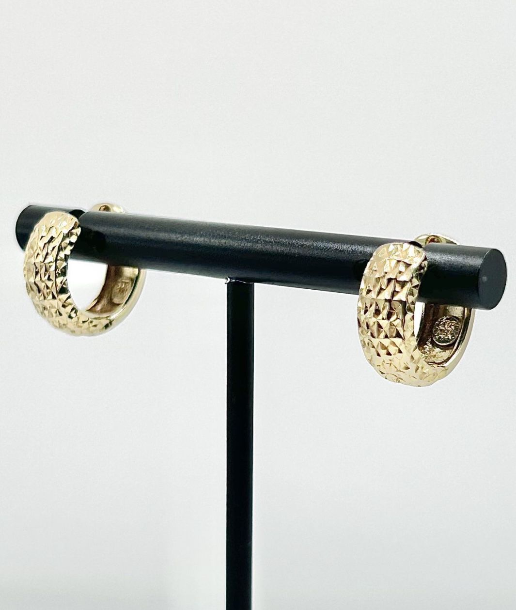 Ladies 14K Yellow Gold Diamond Cut Hoop Earrings by ARR 3/16” W x 9/16” H 5.69 Grams