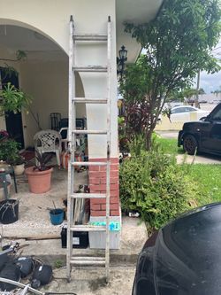 Foldable aluminum ladder