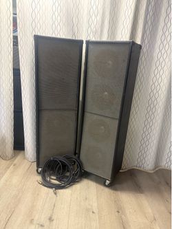 2 speaker columns