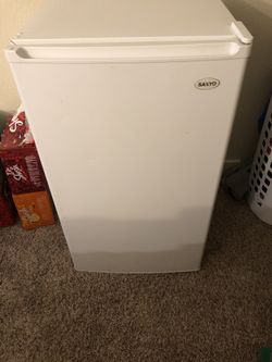 Sanyo mini fridge