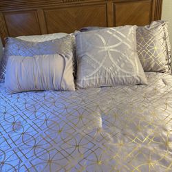 queen size comforter with pair of shams and decorative pillows. good condition  