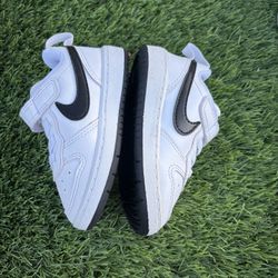 Nike toddler shoes white black size 6C