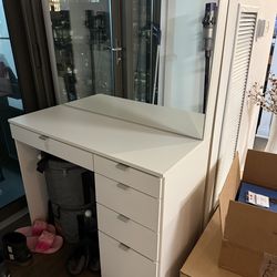 Makeup vanity table