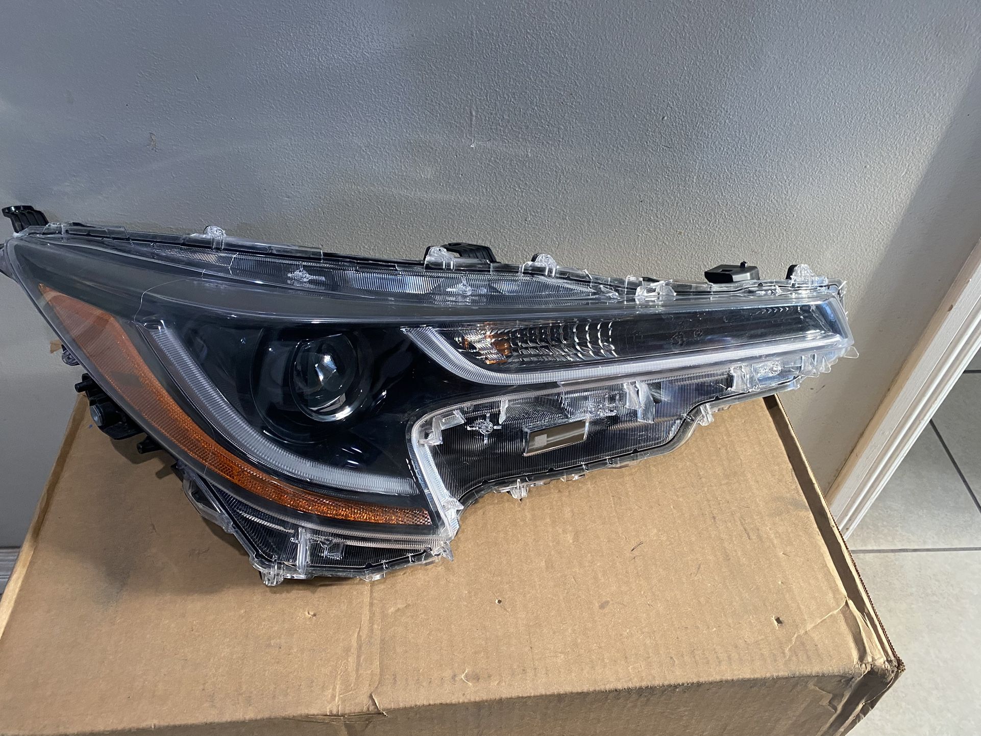 2020-2023 Toyota Corolla Le Right Headlight
