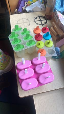 3- Popsicles molds like new!