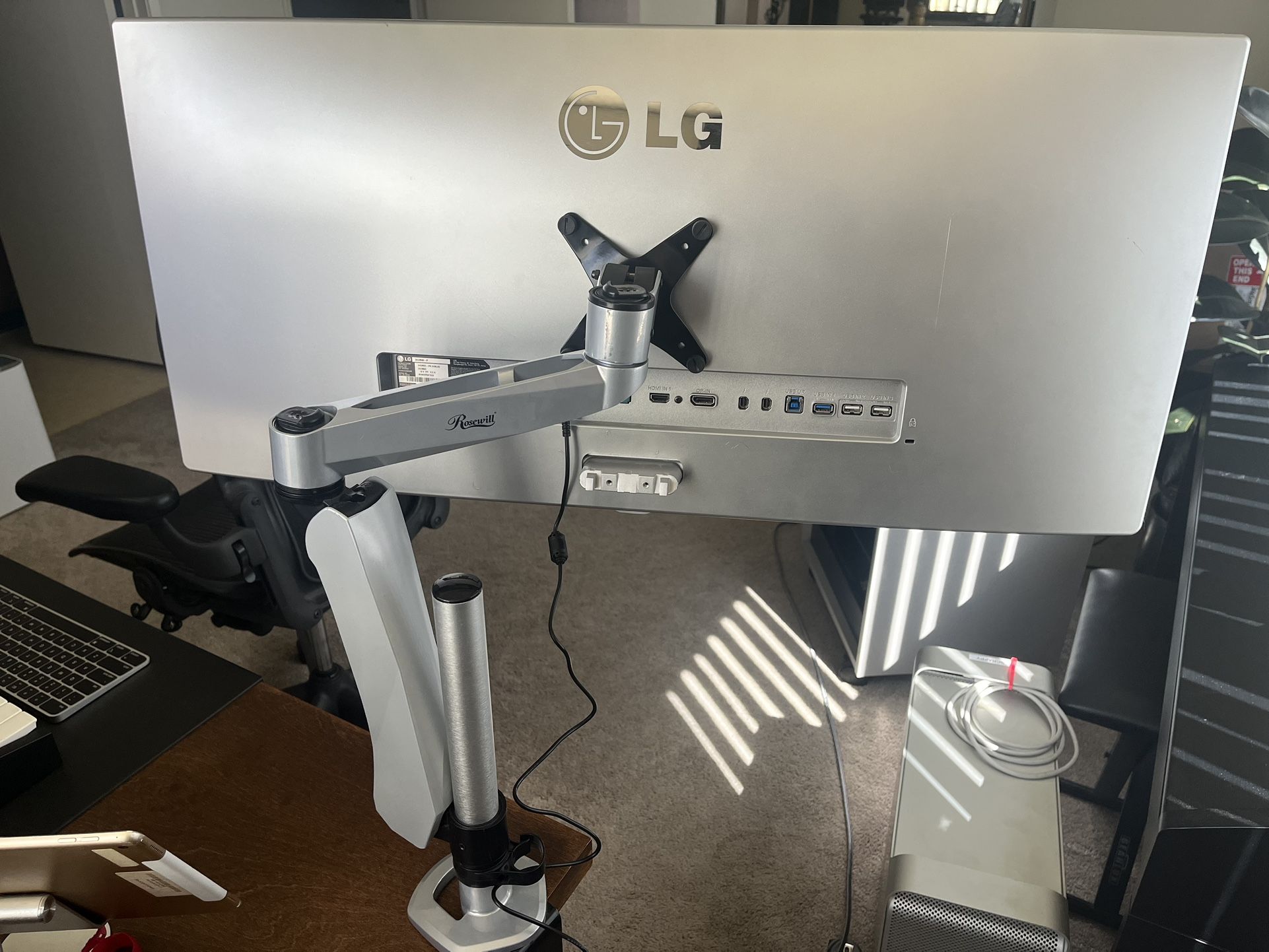 LG 34' WideScreen LED Monitor (34UM95-P) + Articulated Monitor Support!