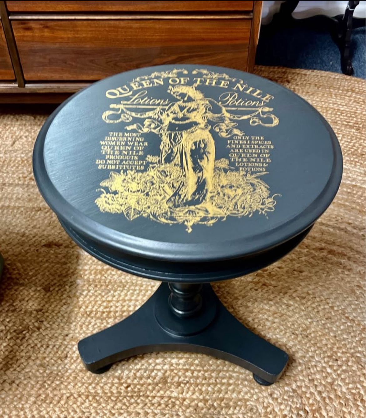 Queen of the Nile Black Gold Round Pedestal Table