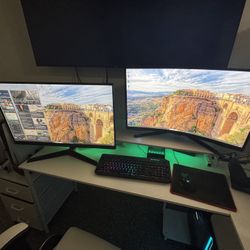 Alíen Ware, 2 Monitors, Table,gaming Chair, All Accessories 