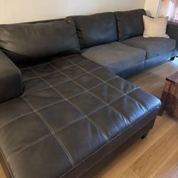 Nice brown leather couch in good condition 