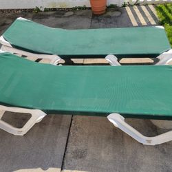 2 Outdoor Chaise Lounge Chairs and Cover