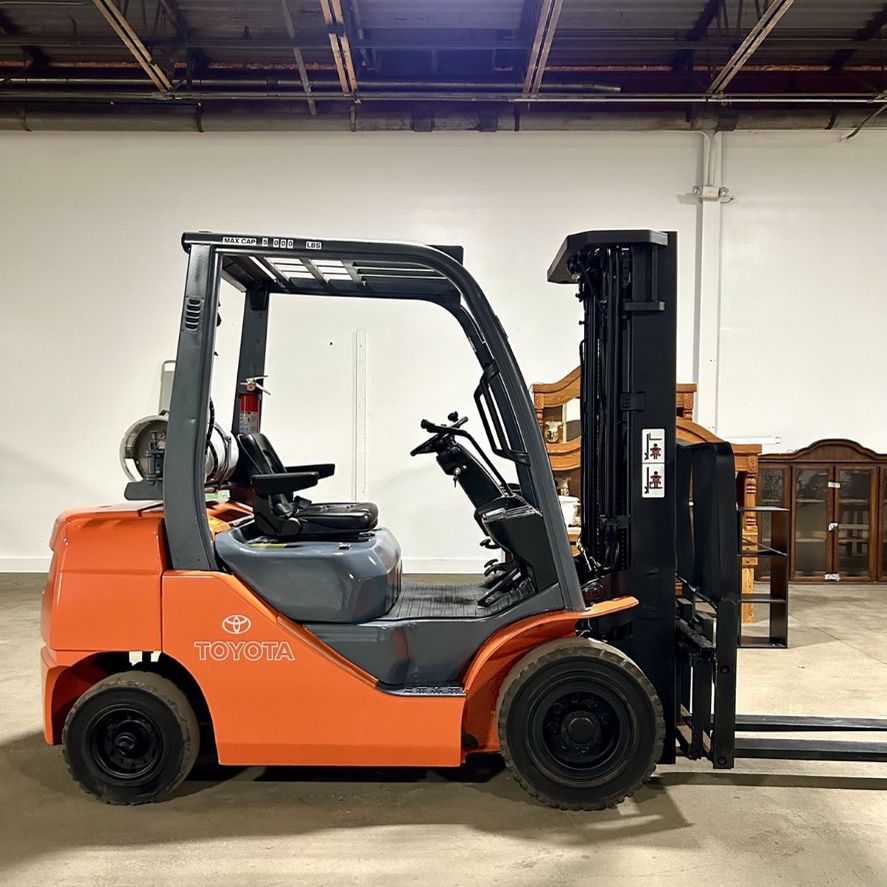 2019 Toyota Pneumatic Fork Lift, 8.model Cap 6000 Lb Triple Mast ,Side Shift  ,only 2350hs,no Issues No Leak Ready For Work