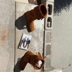 Vintage Minnetonka Ladies size 8 Brown Suede Fringe Moccasins boots Feathers & Beads