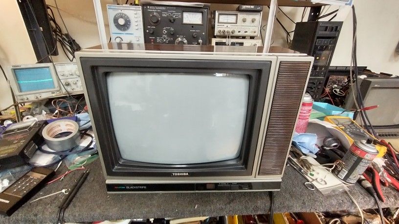 Vintage 1985 Toshiba blackstripe 13" Color Tv. Serviced. Retro Gaming.