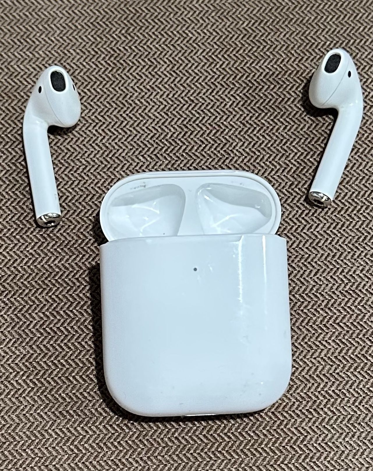 White Wireless Earbuds-apple