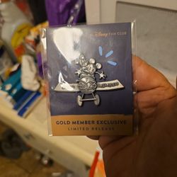 Disney D23 Gold Member Exclusive Mickey and Minnie Mouse Plane Crazy Airplane pin
