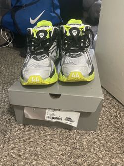 Balenciaga neon yellow come with box size 44 Worn Once no scratches no marks