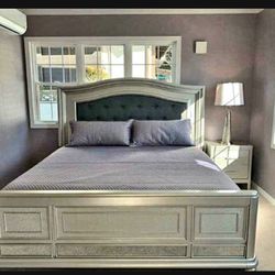 Metallic Silver Coralayne Queen Panel Bed 👌 Brand New 💥 Online Or Store Available👍 