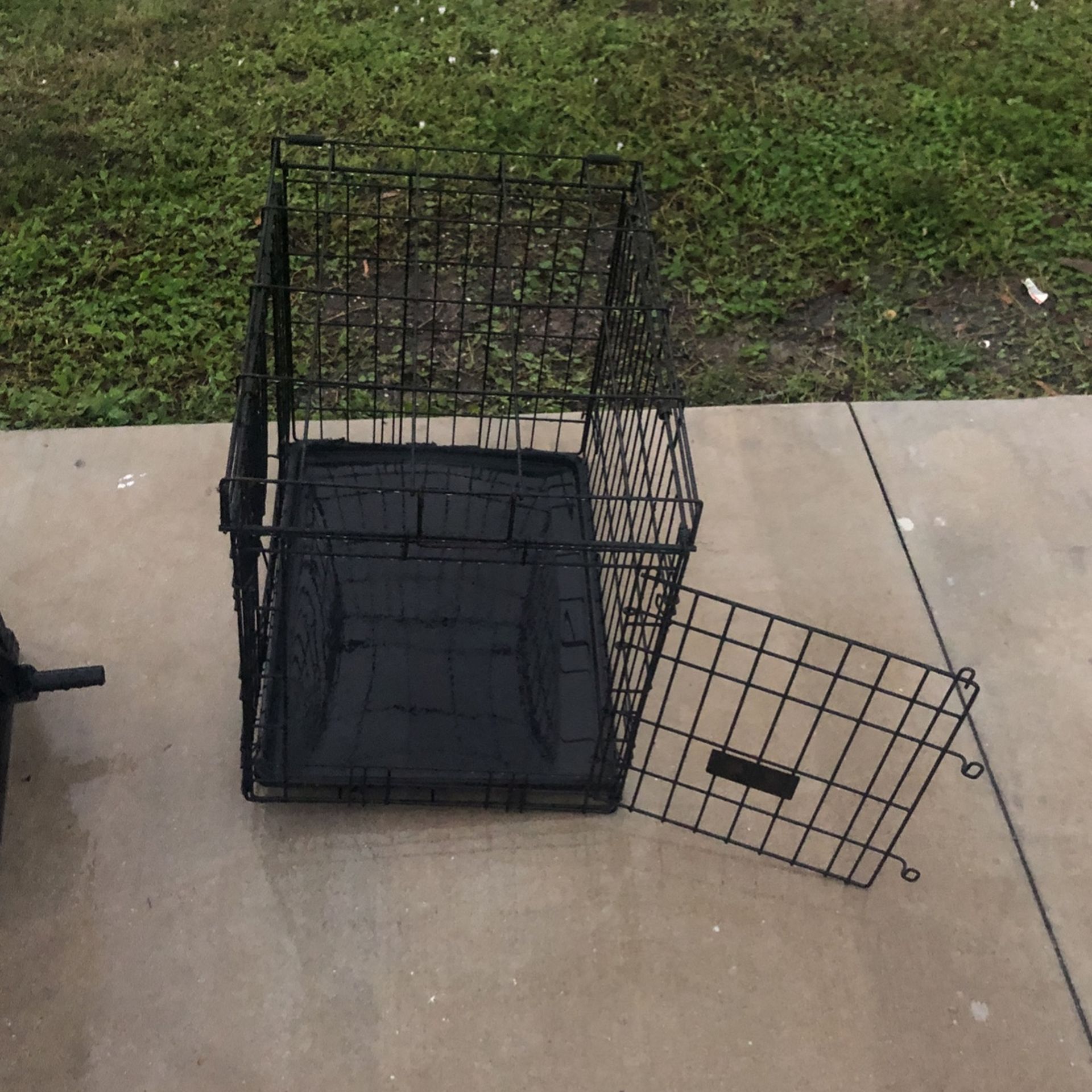 Dog kennel 24 inches long 20 inches high