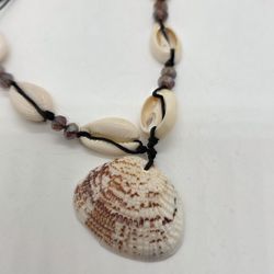 Seashell Knitted Choker Necklace with Ocean Shell.
