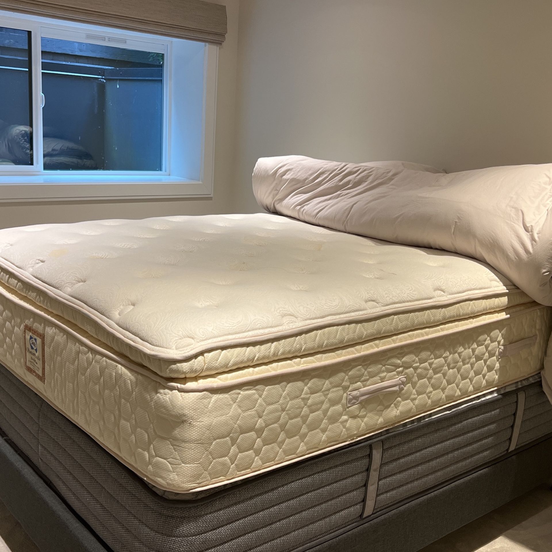Queen Pillow Top Mattress for Sale in Kirkland, WA OfferUp