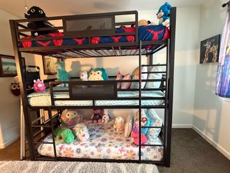Triple-decker bunkbeds (only)