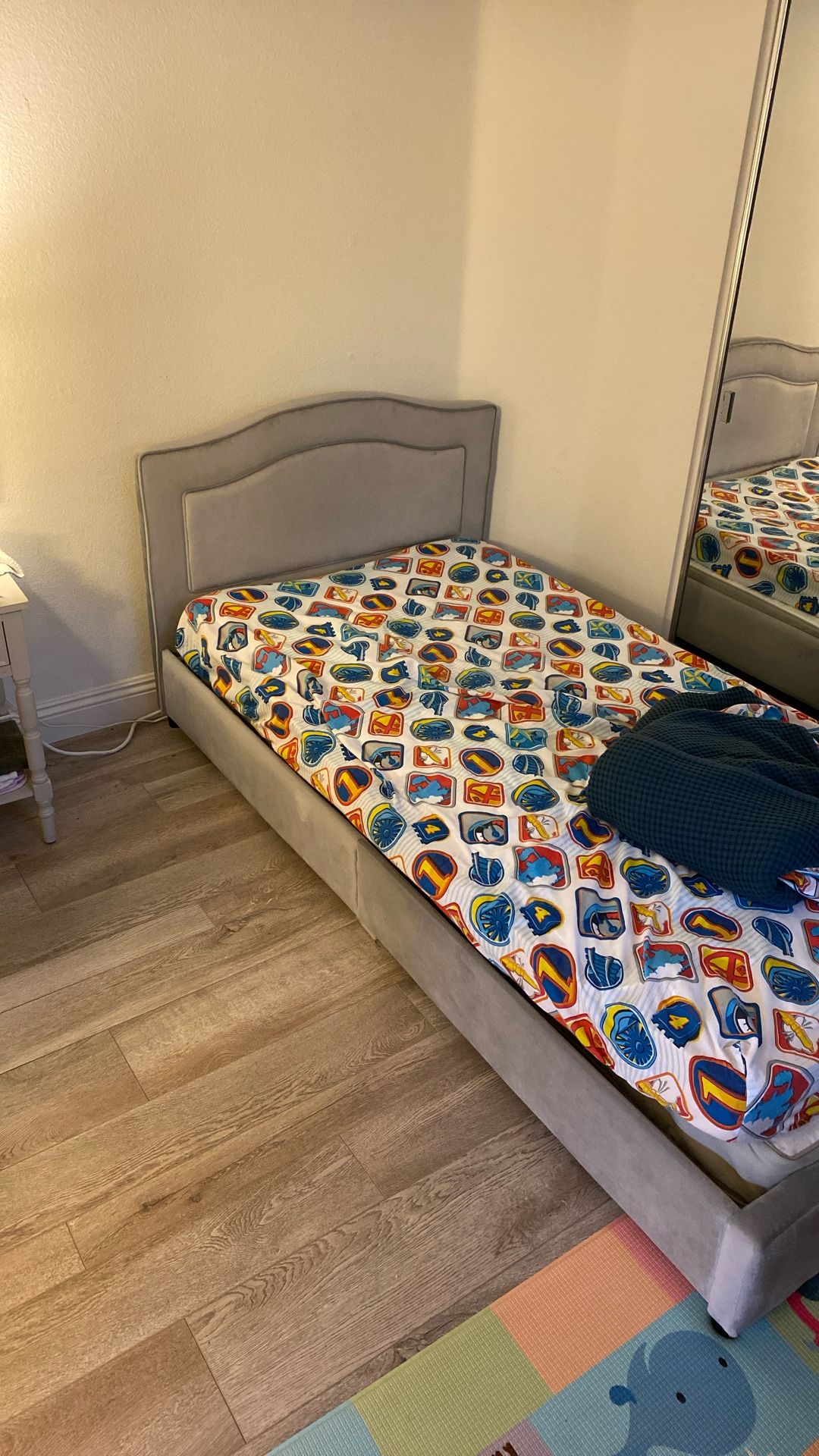 Twin Upholstered Bedframe