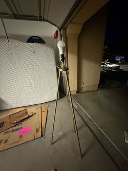 Free lamp stand