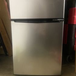 Mini Refrigerator With Freezer