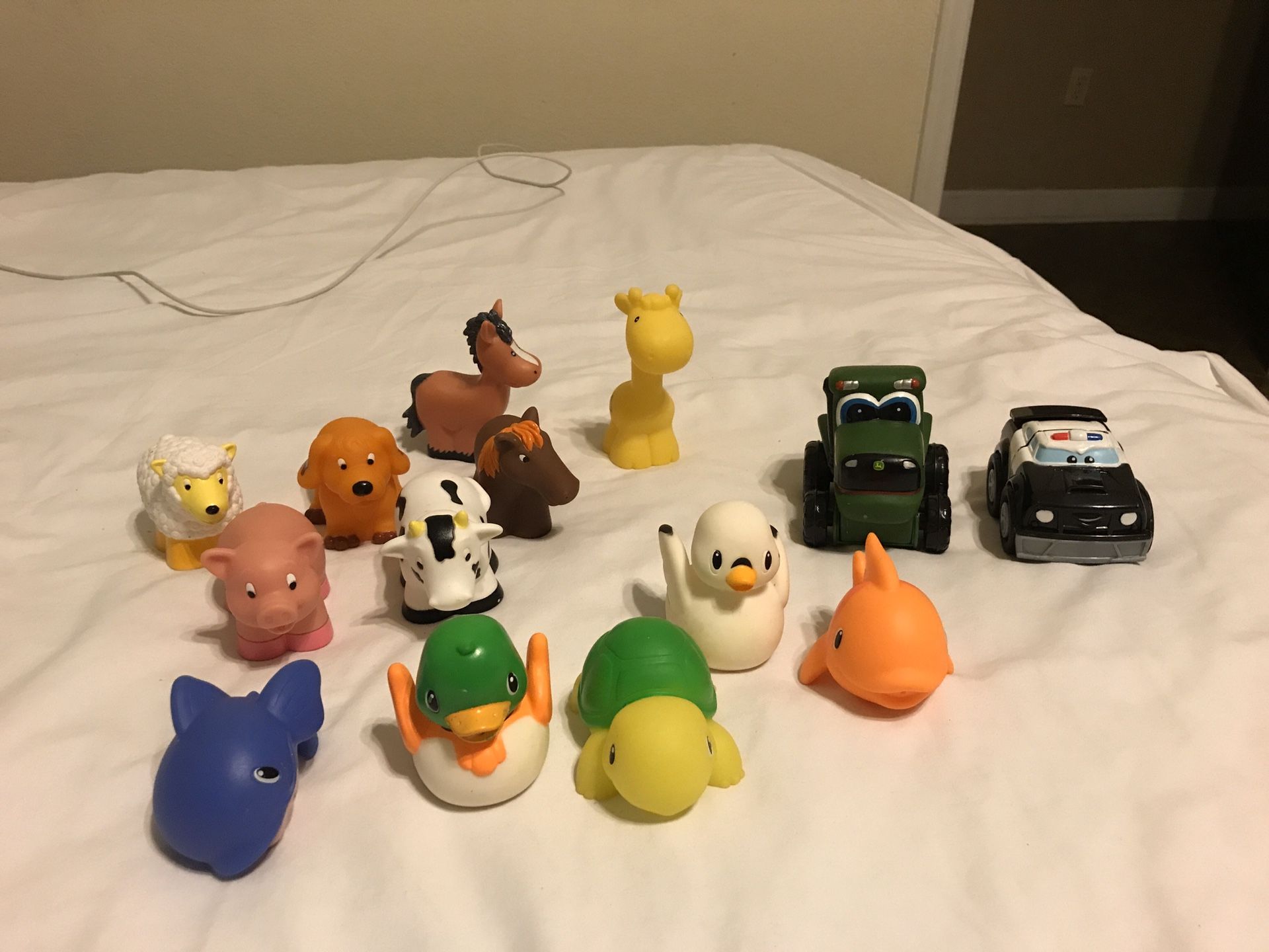 14 pieces farm animals munchkin battat ertl John Deere tractor