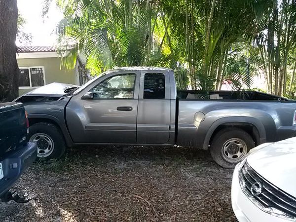 Mitsubishi Raider 2008 60 thousand miles run and drive body shop