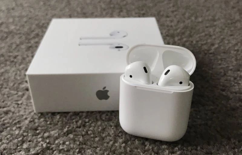 Apple Airpods (1st Generation)