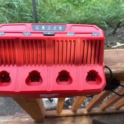 Milwaukee impact driver power charger 4 Port 