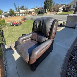 2 Recliner Chairs 
