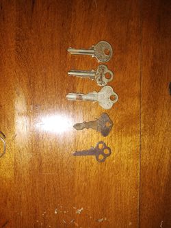 Lot of 5 Vintage Keys Yale Ford And More