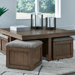 COCTAIL TABLE WITH STOOLS