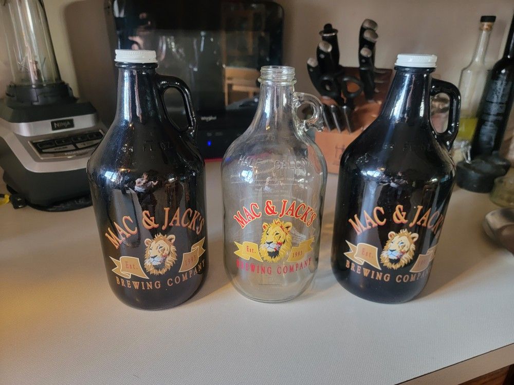 Growlers, Mac N Jacks