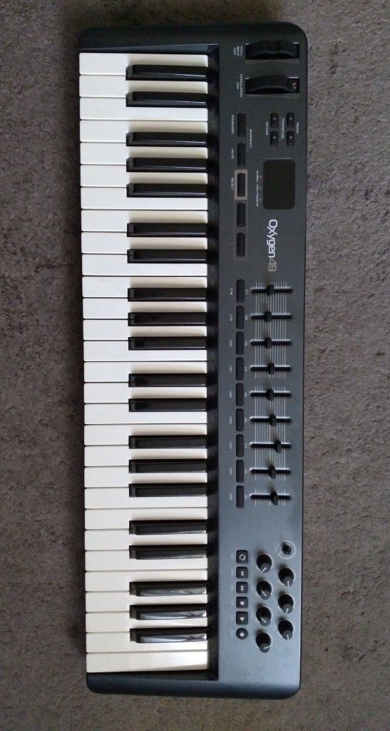 OXYGEN 49 M - AUDIO PIANO,BOOK , CONNECTOR CABLE, STAND ,