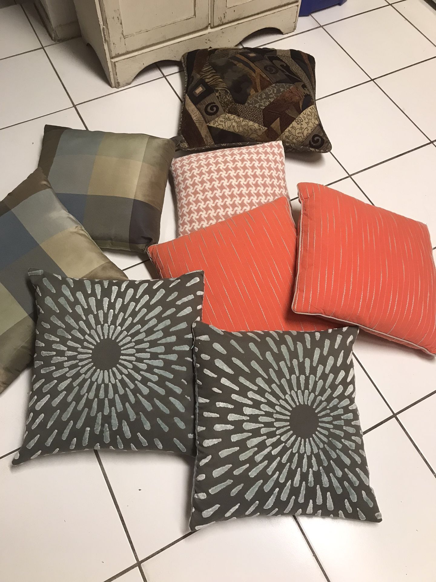 Pillows Like New 5 Each Some From Target for Sale in Palm Beach