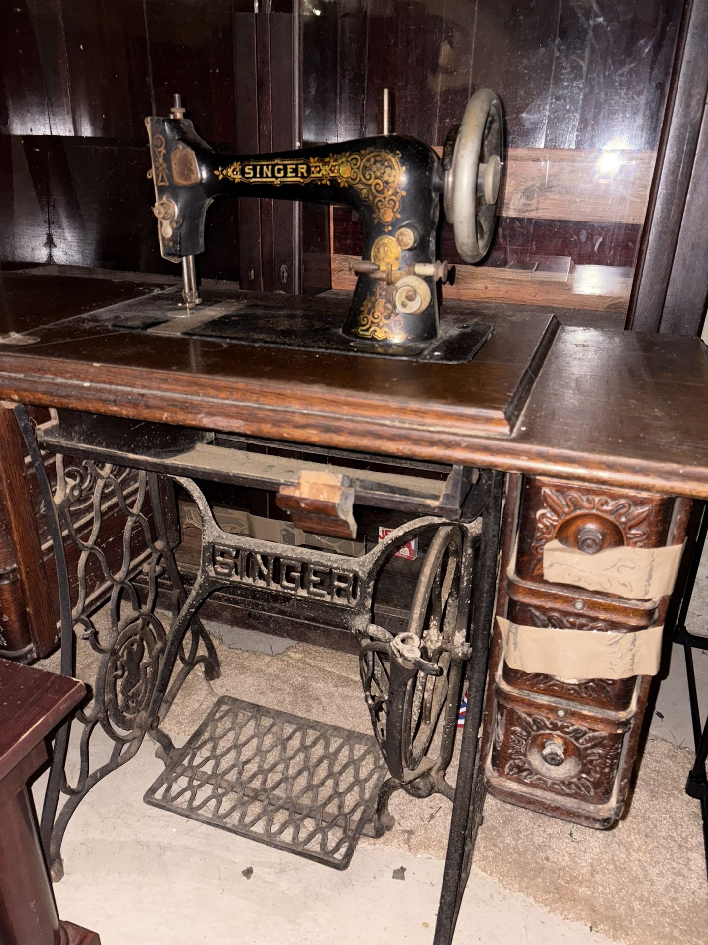 Antique Singer Treadle Sewing Machine with Ornate Cabinet – Vintage Collectible