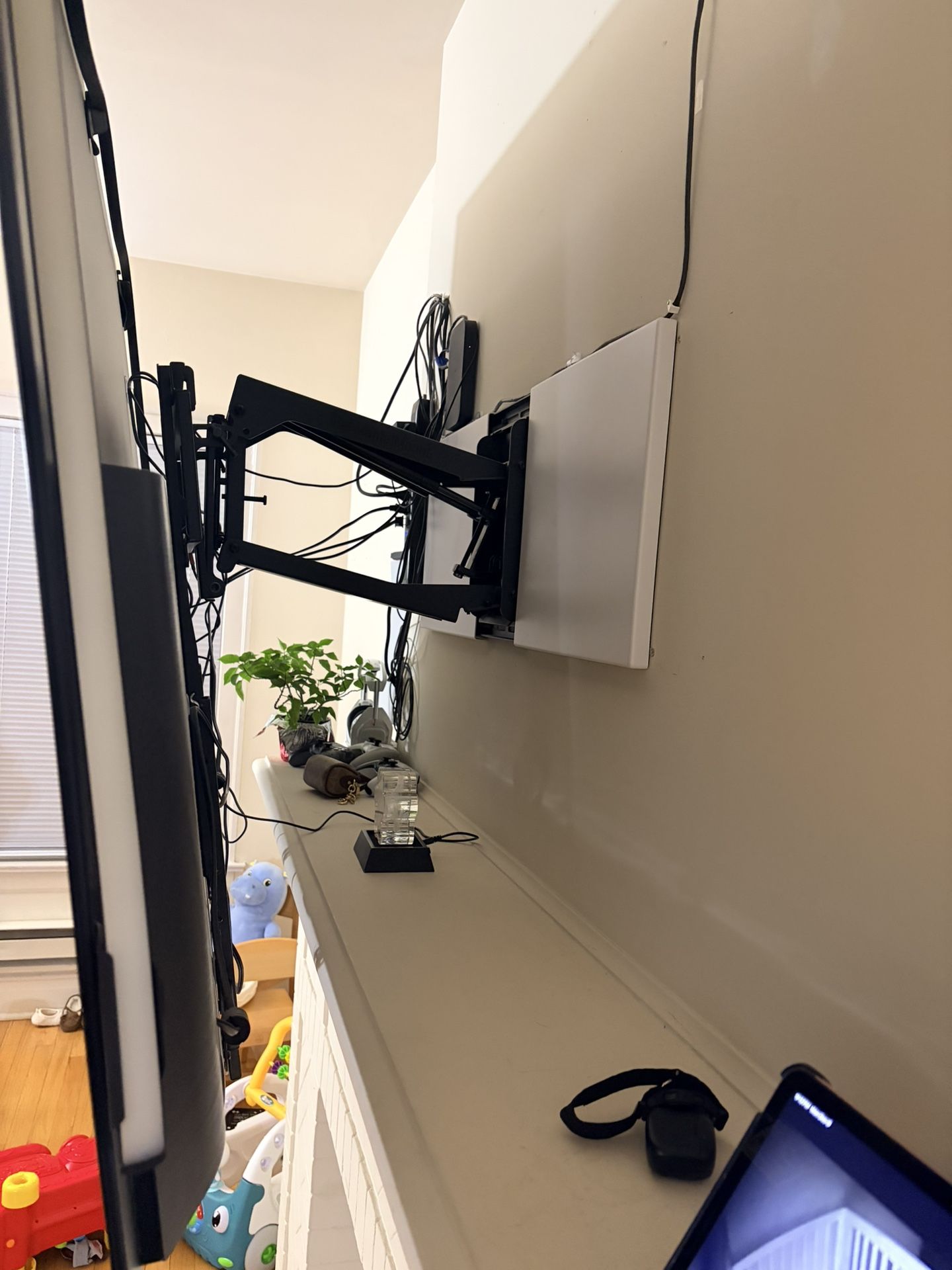 TV MOUNT—MM700 Premier Pull Down TV Mount