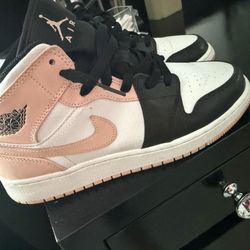 Nike Jordan 1 Mid SE white pink black. Size US 6Y 