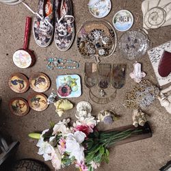 DEAL O F THE CENTURY : THIS ENTIRE LOT  60$  35 ITEMS